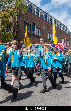 7th maggio 2023. Fleet, Hampshire, Inghilterra, Regno Unito. Il lungo fine settimana di festa per l'incoronazione di re Carlo III e della regina Camilla ha continuato con una processione di auto classiche e supercar lungo Fleet Road. A questo seguì una Coronation Parade che coinvolse bande marcianti e organizzazioni comunitarie. E 'stato un pomeriggio di sole per l'evento popolare, che ha attirato un sacco di persone a guardare e celebrare l'occasione reale. Foto Stock