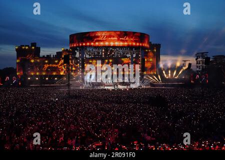 Bryn Terfel e Andrea Bocelli cantano non potrai mai camminare da soli al Concerto di incoronazione che si tiene nei terreni del Castello di Windsor, nel Berkshire, per celebrare l'incoronazione di re Carlo III e della regina Camilla. Data immagine: Domenica 7 maggio 2023. Foto Stock