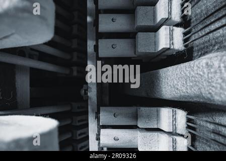 All'interno del pianoforte. Corde all'interno del pianoforte verticale. Foto Stock