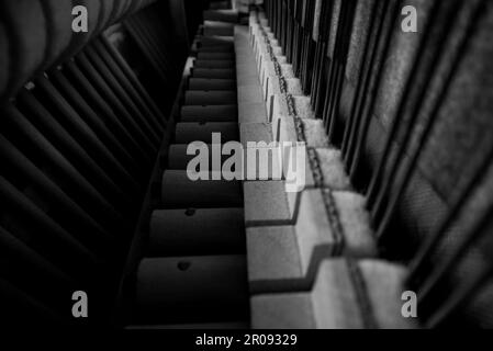 All'interno del pianoforte. Corde all'interno del pianoforte verticale. Foto Stock