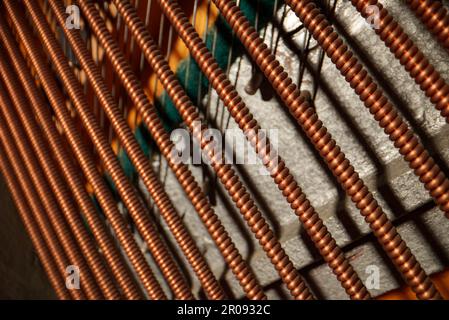 All'interno del pianoforte. Corde all'interno del pianoforte verticale. Foto Stock