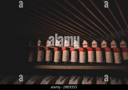 All'interno del pianoforte. Corde all'interno del pianoforte verticale. Foto Stock