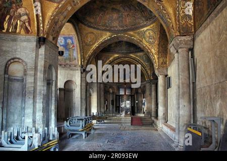 I magnifici interni della Basilica di San Marco, a Venezia, uno dei simboli più ammirati della bellezza artistica e architettonica d'Italia Foto Stock