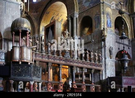 I magnifici interni della Basilica di San Marco, a Venezia, uno dei simboli più ammirati della bellezza artistica e architettonica d'Italia Foto Stock