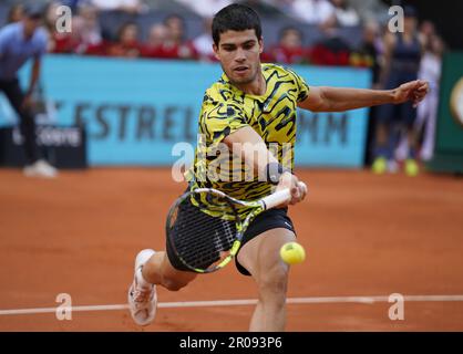 Carlos Alcaraz di Spagna torna un colpo a Jan-Lennard Struff di Germania durante la finale del 2023 Mutua Madrid Open allo stadio Caja Magica, a Madrid, in Spagna, domenica 7 maggio, 2023. Foto di Paul Hanna/UPI Credit: UPI/Alamy Live News Foto Stock