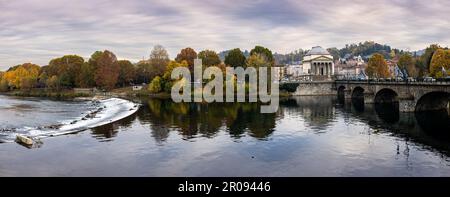 Torino, Italia - 09 novembre 2021: Vista panoramica sulla sponda occidentale del po, sul ponte Vittorio Emanuele i e sulla chiesa della Gran Madre di Dio. Foto Stock