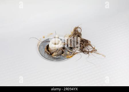 lo scarico della doccia era sporco con i capelli Foto stock - Alamy