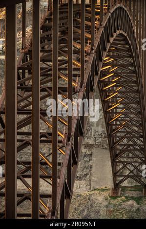 Cascate di luce serale su supporti metallici del Perrine Bridge in Twin Falls Idaho al tramonto Foto Stock