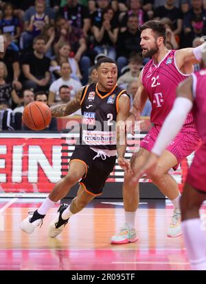 Yago Mateus Dos Santos (Ulm), Leon Kratzer (Bonn), Bonn, Germania. 07th maggio, 2023. Telekom Dome, Basketball Bundesliga, matchday 34, Telekom cestini Bonn vs Ratiopharm Ulm. Credit: Juergen Schwarz/Alamy Live News Foto Stock