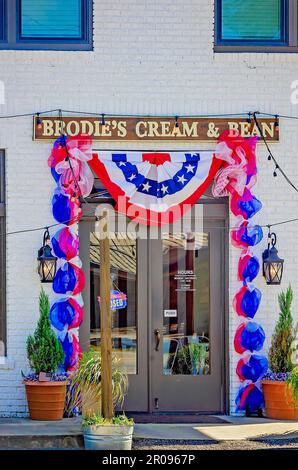 Brodie’s Cream & Bean, situato nel vecchio edificio della state Bank Silverhill, è decorato con coniglietti patriottici, il 30 aprile 2023, a Silverhill, Alabama. Foto Stock