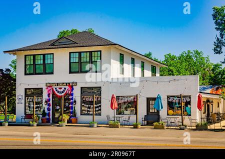 Brodie’s Cream & Bean, situato nel vecchio edificio della state Bank Silverhill, è decorato con coniglietti patriottici, il 30 aprile 2023, a Silverhill, Alabama. Foto Stock