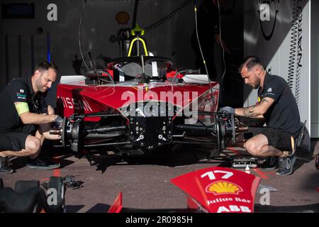 Monaco, Monaco. 06th maggio, 2023. I meccanici si vedono lavorare sulla vettura della Norman NATO (Nissan Formula e Team). L'edizione 6th dell'e-Prix di Monaco si terrà sabato 6 maggio 2023 ed è il 8th° round del Campionato del mondo FIA ABB di Formula E. Il vincitore è Nick Cassidy (Envision Racing team). Credit: SOPA Images Limited/Alamy Live News Foto Stock