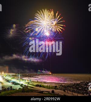 West Bay, Dorset, Regno Unito. 7th maggio 2023. Uno spettacolare spettacolo di fuochi d'artificio a West Bay a Dorset durante le celebrazioni per l'incoronazione di Re Carlo III Picture Credit: Graham Hunt/Alamy Live News Foto Stock