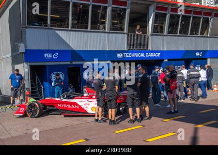 Monaco, Monaco. 06th maggio, 2023. La vettura del team Nissan è in attesa del controllo di conformità FIA Garage. L'edizione 6th dell'e-Prix di Monaco si terrà sabato 6 maggio 2023 ed è il 8th° round del Campionato del mondo FIA ABB di Formula E. Il vincitore è Nick Cassidy (Envision Racing team). (Foto di Laurent Coust/SOPA Images/Sipa USA) Credit: Sipa USA/Alamy Live News Foto Stock