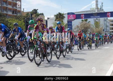 Pescara Italia, 05 07 2023 arrivo del giro d’Italia 2023 a Pescara: Remco Evenepoel vince la prima tappa e indossa la maglia rosa. Foto Stock