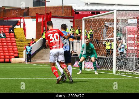 Oakwell Stadium, Barnsley, Inghilterra - 7th maggio 2023 Oliver Norburn (18) di Peterborough United stacca Adam Phillips (30) di Barnsley - durante il gioco Barnsley contro Peterborough United, Sky Bet League One, 2022/23, Oakwell Stadium, Barnsley, Inghilterra - 7th maggio 2023 Credit: Arthur Haigh/WhiteRosePhotos/Alamy Live News Foto Stock