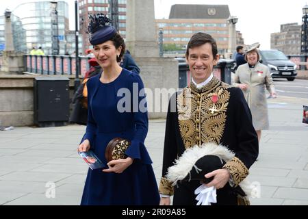 Un sorridente Rory Stewart & sua moglie Shoshana Clak arrivano presto per l'incoronazione di re Carlo III Foto Stock