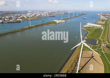 Foto aerea di Botlek parte del delta del Reno Mosa vicino alle città olandesi di Vlaardingen e Spijkenisse nella provincia dell'Olanda del Sud. Foto di alta qualità Foto Stock