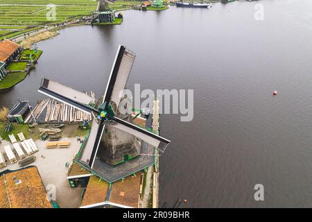 Mulini a vento tradizionali olandesi e case vicino al canale a Zaanse Schans, Paesi Bassi. ripresa aerea del drone. Foto di alta qualità Foto Stock