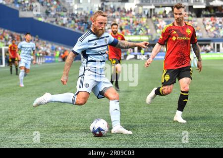 Seattle, Washington, Stati Uniti. 22nd Apr, 2023. Lo Sporting Kansas City Forward Johnny Russell (7) si prepara a fare un colpo durante la partita di calcio MLS tra lo Sporting KC e il Seattle Sounders FC al Lumen Field di Seattle, Washington. Steve Faber/CSM/Alamy Live News Foto Stock