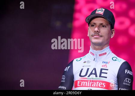 João Pedro Goncalves Almeida del portoghese - UAE Team Emirates visto durante il giro d'Italia 106th 2023. La cerimonia di apertura della presentazione del team per il giro d'Italia 2023 106th, a Pescara Foto Stock