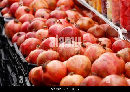 frutta di melograno fresca esposta in un negozio di succhi di frutta per fare bevande salutari Foto Stock