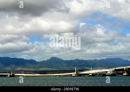 Ponte dell'Isola di Ford sotto il cielo nuvoloso Pearl Harbor Hawaii Foto Stock