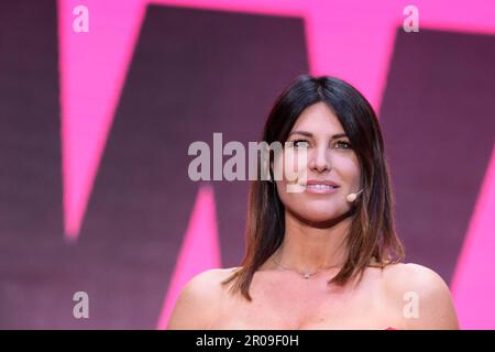 Pescara, Italia. 04th maggio, 2023. Barbara Pedrotti presenta la cerimonia aperta. La cerimonia di apertura della presentazione del team per il giro d'Italia 2023 106th, a Pescara - Italia (Foto di Davide di Lalla/SOPA Images/Sipa USA) Credit: Sipa USA/Alamy Live News Foto Stock