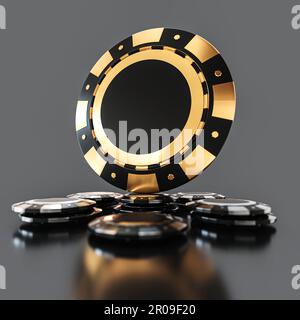 Poker chips, intrattenimento da casinò. Grande oro e qualche piccolo chip da poker d'argento isolato su sfondo nero e vita notturna, gioco rischioso alle luci del casinò Foto Stock