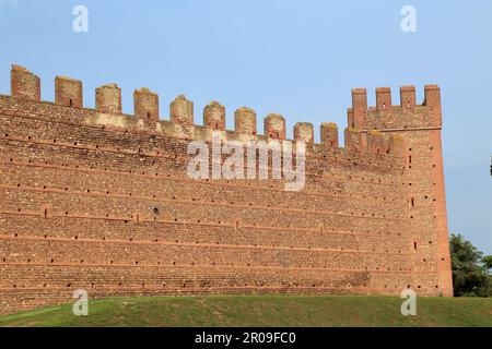 Castello Scaligero, Castello Villafranca, Villafranca di Verona, Italia. Muro di tenda medievale, immagine di sfondo motivo texture Foto Stock
