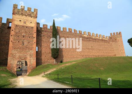 Castello Scaligero, Castello Villafranca, Villafranca di Verona, Italia. Cinta muraria difensiva medievale. Foto Stock