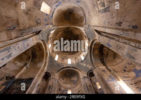 Van, Turchia - 3 marzo 2023; interno della chiesa armena della Cattedrale di Santa Croce sull'isola di Akdamar. Lago Van. Foto Stock