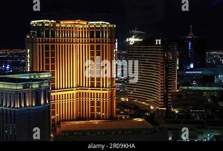 Veduta aerea notturna delle luci del Palazzo al Venetian Resort e al Wynn Las Vegas; resort e casinò su S. Las Vegas Blvd. A Las Vegas. Foto Stock