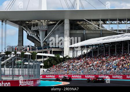 Miami, Stati Uniti. 07th maggio, 2023. Nico Hulkenberg (GER) Haas VF-23 conduce Charles Leclerc (MON) Ferrari SF-23. Campionato del mondo di Formula 1, Rd 5, Gran Premio di Miami, domenica 7th maggio 2023. Autodromo internazionale di Miami, Miami, Florida, USA. Credit: James Moy/Alamy Live News Foto Stock