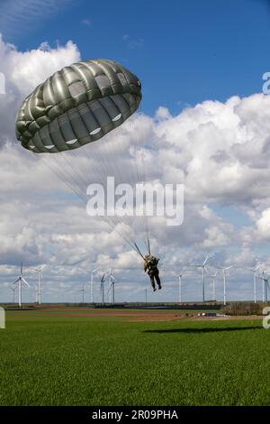 Un paracadutista assegnato agli Stati Uniti Special Operations Command Europe scende in una zona di caduta nei pressi di Alzey, Germania durante un salto di allenamento statico, il 14 aprile 2023. I paracadutisti svolgono regolarmente una formazione multinazionale Airborne per garantire la padronanza continua delle loro abilità e abilità. Questo tipo di formazione garantisce che SOCEUR sia presente, letale e pronto a essere utilizzato rapidamente in qualsiasi luogo e in qualsiasi momento. (STATI UNITI Foto dell'esercito di Sgt. Laura Bauer) Foto Stock