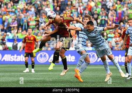 Seattle, Washington, Stati Uniti. 22nd Apr, 2023. Il Seattle Sounders Forward Héber (19) ha ottenuto un titolo in un calcio d'angolo, nonostante gli sforzi del centrocampista sportivo di Kansas City Roger Espinoza (15) durante la partita di calcio MLS tra lo Sporting KC e il Seattle Sounders FC al Lumen Field di Seattle, WA. Lo Sporting KC ha sconfitto Seattle 2-1. Steve Faber/CSM/Alamy Live News Foto Stock