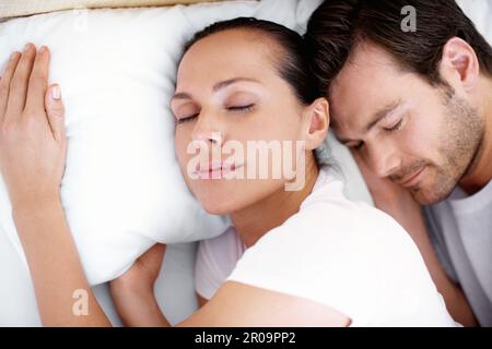 È così bello stare qui con te. Una giovane coppia sdraiata a letto e coccolata. Foto Stock