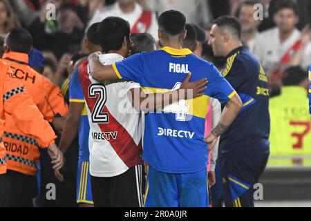 Buenos Aires, Argentina. 07th maggio, 2023. Argentina, Buenos Aires - 07 maggio 2023: Robert Rojas di River Plate e Jorge Figal di Boca Juniors abbracciano dopo che 7 giocatori hanno ricevuto carte rosse durante la lotta tra la squadra di River Plate e Boca Juniors durante il Torneo Binance 2023 dell'Argentina Liga Profesional match tra River Plate e Boca Juniors a Estadio Monumental, Buenos Aires, Argentina. Foto di SFSI/Diego Halisz Credit: Sebo47/Alamy Live News Foto Stock