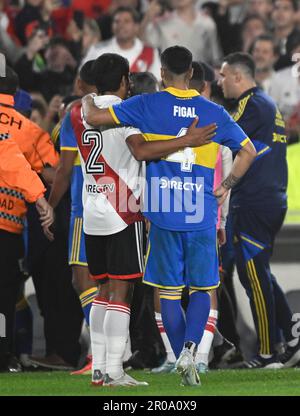 Buenos Aires, Argentina. 07th maggio, 2023. Argentina, Buenos Aires - 07 maggio 2023: Robert Rojas di River Plate e Jorge Figal di Boca Juniors abbracciano dopo che 7 giocatori hanno ricevuto carte rosse durante la lotta tra la squadra di River Plate e Boca Juniors durante il Torneo Binance 2023 dell'Argentina Liga Profesional match tra River Plate e Boca Juniors a Estadio Monumental, Buenos Aires, Argentina. Foto di SFSI/Diego Halisz Credit: Sebo47/Alamy Live News Foto Stock