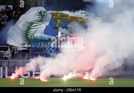 Zampillanti in campo lanciati dai tifosi di Troyes durante il campionato francese Ligue 1 partita di calcio tra Estac Troyes e Parigi Saint-Germain il 7 maggio 2023 allo stadio l'Aube di Troyes, Francia - Foto: Jean Catuffe/DPPI/LiveMedia Foto Stock