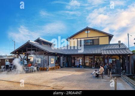 Beppu, Giappone - Novembre 25 2022: Steam Cooking Center a Beppu, i turisti hanno l'opportunità di cuocere i propri pasti al Jigokumushi Kobo vicino alla hel Foto Stock