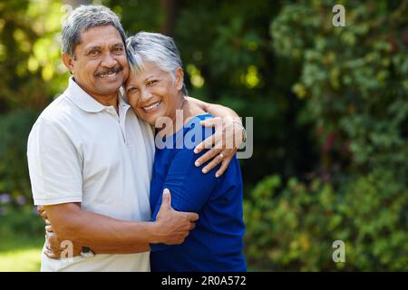 Conoscono il segreto ad un felicemente mai dopo. una coppia anziana amorevole che gode il tempo di qualità insieme all'aperto. Foto Stock