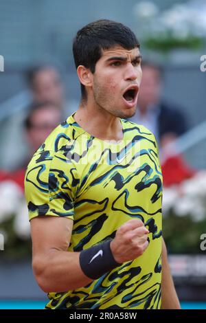 Madrid, Spagna. 7th maggio, 2023. Carlos Alcaraz di Spagna reagisce durante la finale maschile contro Jan-Lennard Struff di Germania al torneo di tennis Madrid Open di Madrid, Spagna, 7 maggio 2023. Credit: Meng Dingbo/Xinhua/Alamy Live News Foto Stock