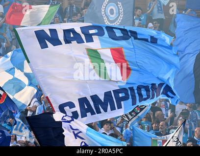 Napoli, Italia. 7th maggio, 2023. I fan di Napoli festeggiano prima della Serie Italiana Una partita di calcio tra Napoli e Fiorentina a Napoli, 7 maggio 2023. Credit: Alberto Lingria/Xinhua/Alamy Live News Foto Stock