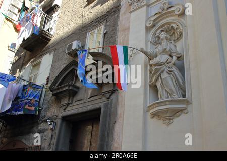 7 maggio 2023, Napoli, Campania/Napoli, Italia: Un tour nel centro storico di Napoli nei quartieri di forcella e di Spagna pochi giorni dopo la conquista matematica di Napoli della sua terza Serie A Scudetto trentatré anni dopo l'ultima era di Diego Armando Maradona. Strade piene di striscioni con inni per la squadra e molti negozi che vendono t-shirt e molti altri gadget per ricordare questo traquardo storico della squadra di Napoli nel Campionato Italiano di Calcio Serie A. Una folla di tifosi e turisti riempie le strade della città per visitare il centro storico Luoghi di NE Foto Stock