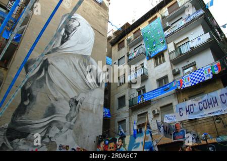 7 maggio 2023, Napoli, Campania/Napoli, Italia: Un tour nel centro storico di Napoli nei quartieri di forcella e di Spagna pochi giorni dopo la conquista matematica di Napoli della sua terza Serie A Scudetto trentatré anni dopo l'ultima era di Diego Armando Maradona. Strade piene di striscioni con inni per la squadra e molti negozi che vendono t-shirt e molti altri gadget per ricordare questo traquardo storico della squadra di Napoli nel Campionato Italiano di Calcio Serie A. Una folla di tifosi e turisti riempie le strade della città per visitare il centro storico Luoghi di NE Foto Stock