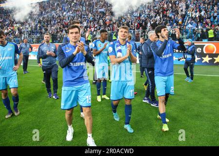 San Pietroburgo, Russia. 07th maggio, 2023. Arsen Adamov (23), Vyacheslav Karavaev (15), Andrey Mostovoy (17), Zenit Football Club i giocatori festeggiano dopo la fine della partita del 26th° round della stagione della Premier League russa 2022/2022, Zenit - Spartak, dove Zenit è diventato campione di Russia nel calcio. Zenit 3:2 Spartak. Credit: SOPA Images Limited/Alamy Live News Foto Stock