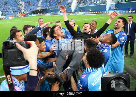 San Pietroburgo, Russia. 07th maggio, 2023. Sergei Semak, allenatore capo del giocatore Zenit Football Club festeggia dopo la fine della partita del 26th° round della stagione Russian Premier League 2022/2022, Zenit - Spartak, dove la squadra di calcio Zenit divenne il campione della Russia nel calcio. Zenit 3:2 Spartak. Credit: SOPA Images Limited/Alamy Live News Foto Stock