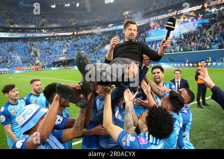 San Pietroburgo, Russia. 07th maggio, 2023. Sergei Semak, allenatore capo del giocatore Zenit Football Club festeggia dopo la fine della partita del 26th° round della stagione Russian Premier League 2022/2022, Zenit - Spartak, dove la squadra di calcio Zenit divenne il campione della Russia nel calcio. Zenit 3:2 Spartak. Credit: SOPA Images Limited/Alamy Live News Foto Stock