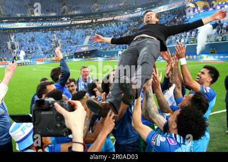 San Pietroburgo, Russia. 07th maggio, 2023. Sergei Semak, allenatore capo del giocatore Zenit Football Club festeggia dopo la fine della partita del 26th° round della stagione Russian Premier League 2022/2022, Zenit - Spartak, dove la squadra di calcio Zenit divenne il campione della Russia nel calcio. Zenit 3:2 Spartak. Credit: SOPA Images Limited/Alamy Live News Foto Stock